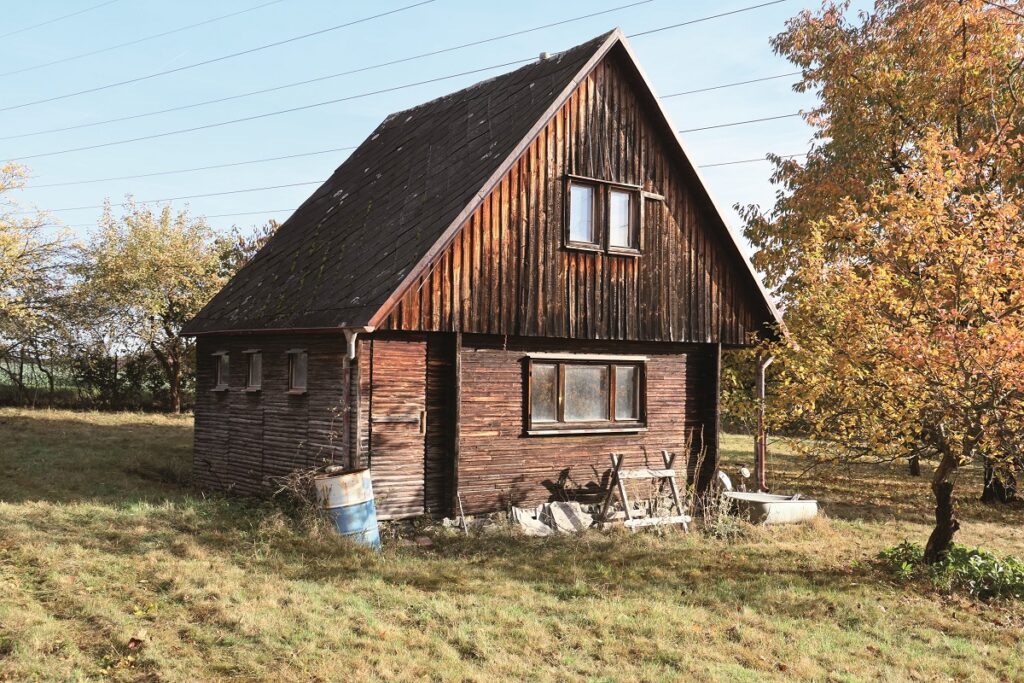Chata po dědečkovi byla na rozpadnutí. Vnučka se rozhodla jeho odkaz zachránit a dala jí novou tvář