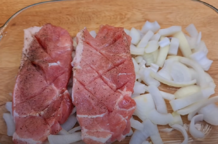 Cibuli a maso vložíme do pekáče