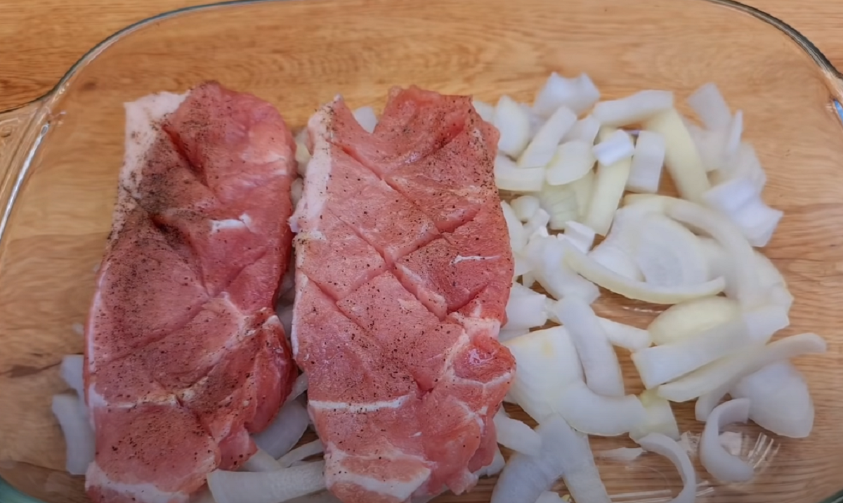 Cibuli a maso vložíme do pekáče