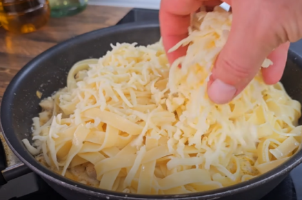 Potom přidáme uvařené těstoviny, 150g nastrouhané mozzarelly a promícháme