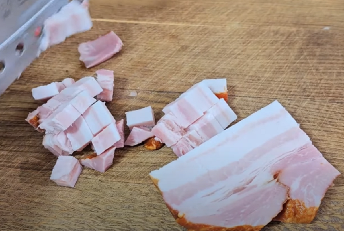 Slaninu nakrájíme na kostičky