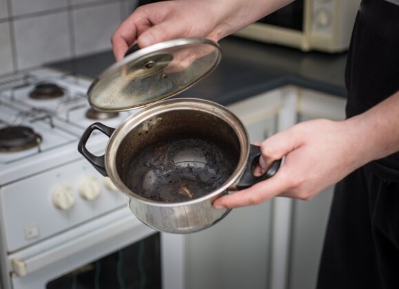 Připálili jste hrnec? Kromě jedlé sody vám s tím pomůže sůl a dokonce i Coca-Cola
