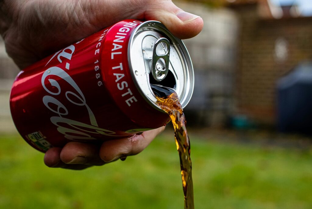 Coca-Cola jako univerzální pomocník pro domácnost. Vyčistí záchod a zbaví vás mastnoty