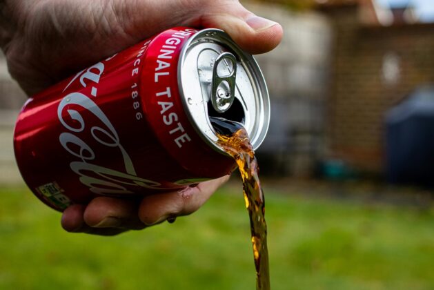 Coca-Cola jako univerzální pomocník pro domácnost. Vyčistí záchod a zbaví vás mastnoty