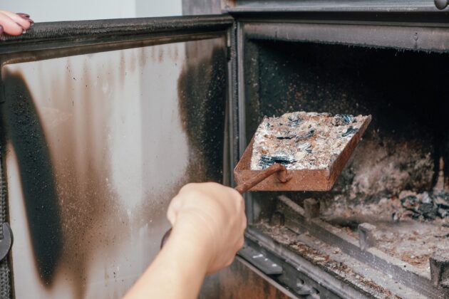 5 skvělých způsobů, jak využít dřevěný popel: Vyčistí špinavé povrchy a pomůže i v zahradě