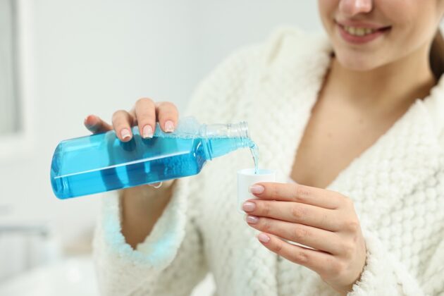 5 překvapivých způsobů využití ústní vody v domácnosti: Odstraní zápach i nečistoty