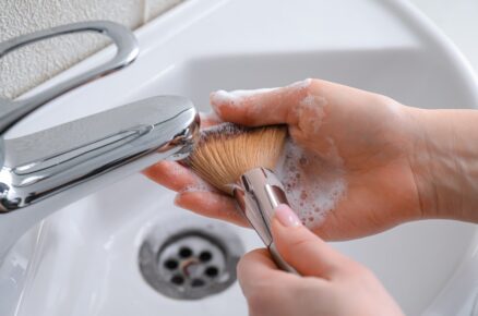 Štětce na make-up je zapotřebí pravidelně čistit