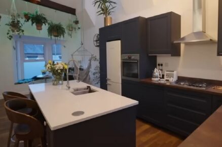 S moderní kuchyní z IKEA, ostrůvkem a dokonce i vinotékou.