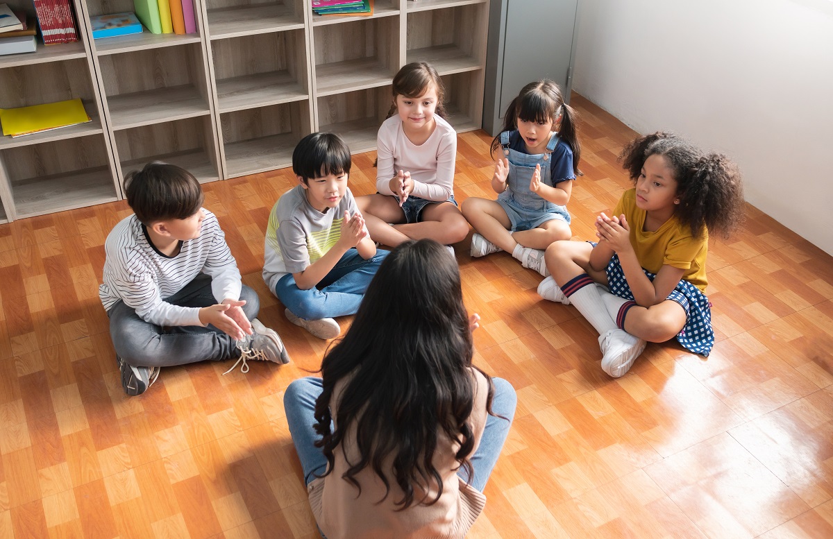 Pro japonské děti je sezení na podlaze něčím úplně normálním