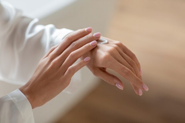 Suché ruce? 7 osvědčených tipů, jak je mít zase hebké + návod na výrobu domácího krému z přírodních ingrediencí