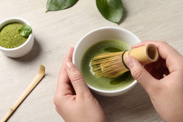 Nechutnala vám matcha napoprvé? Připravte si ji jedním ze způsobů, díky kterým si ji zamilujete