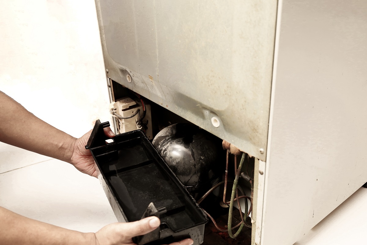 The,Refrigerator,Is,Damaged,And,Is,Not,Cold,,Water,Drips