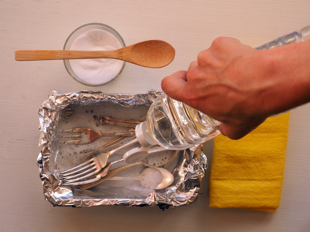 To,Clean,Silver,At,Home,With,Aluminum,Foil,,White,Vinegar,