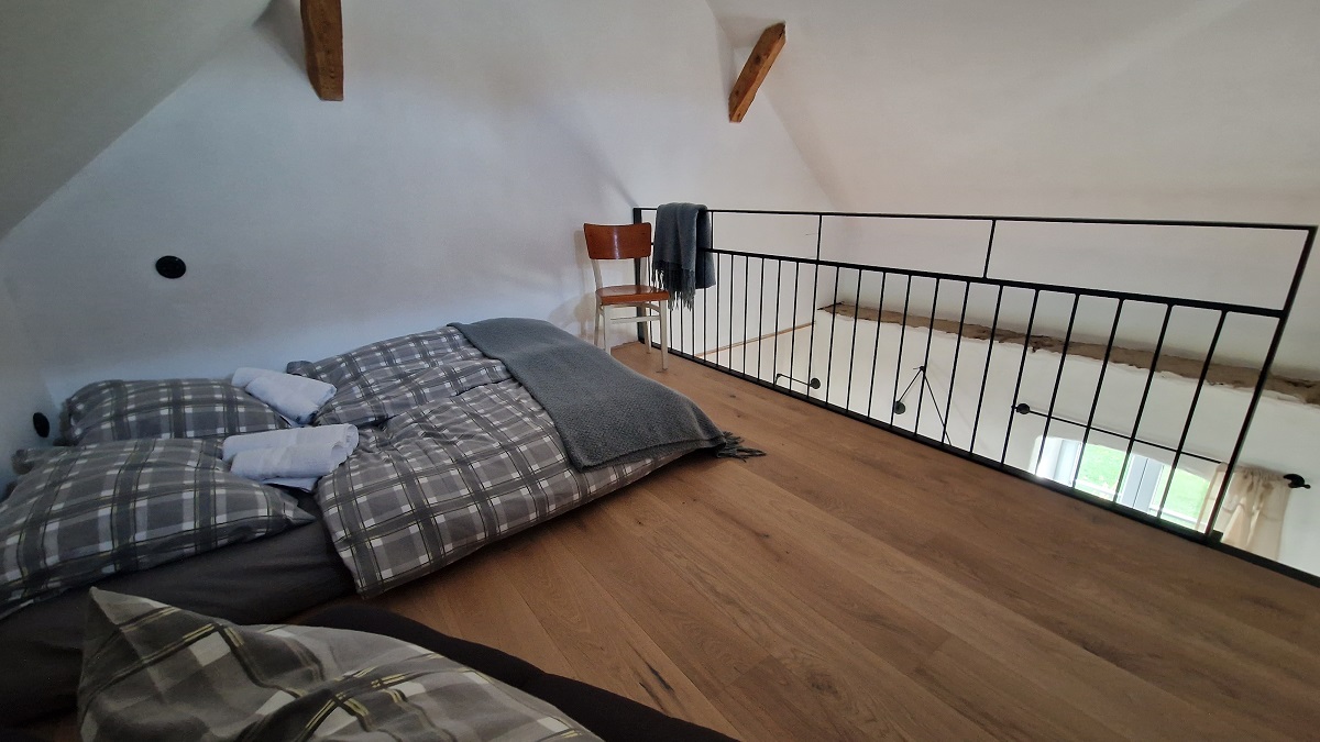 Dobře využitý koutek na spaní, který je přímo nad kuchyní.