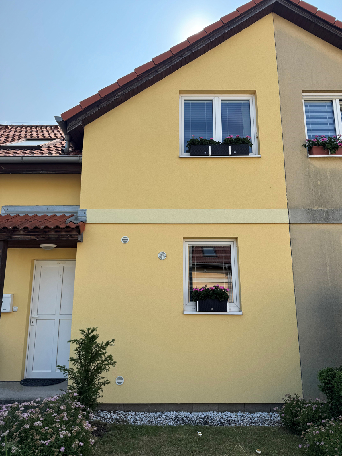 4 Fasáda rodinného domu po třech letech od realizace – s finálním nátěrem fasádní barvou Baumit StarColor