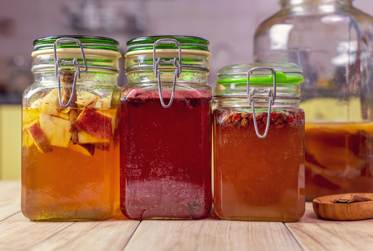 druha fermentace kombucha různých příchutí ve skleněných nádobách