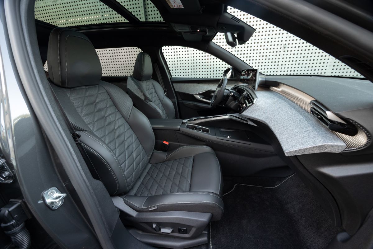 foto09 koženné sedačky v hybridním modelu auta