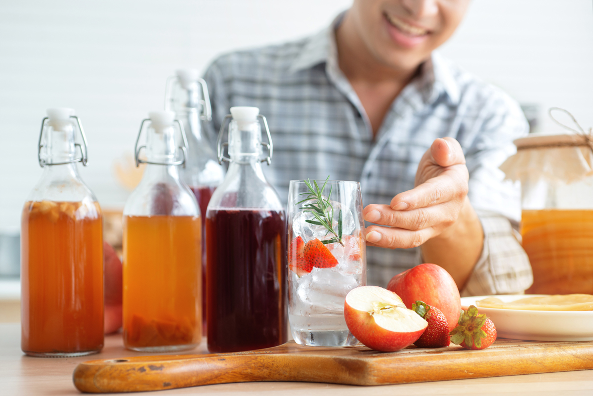 kombucha ovocna Ochucená konbucha pomocí ovoce a bylinek