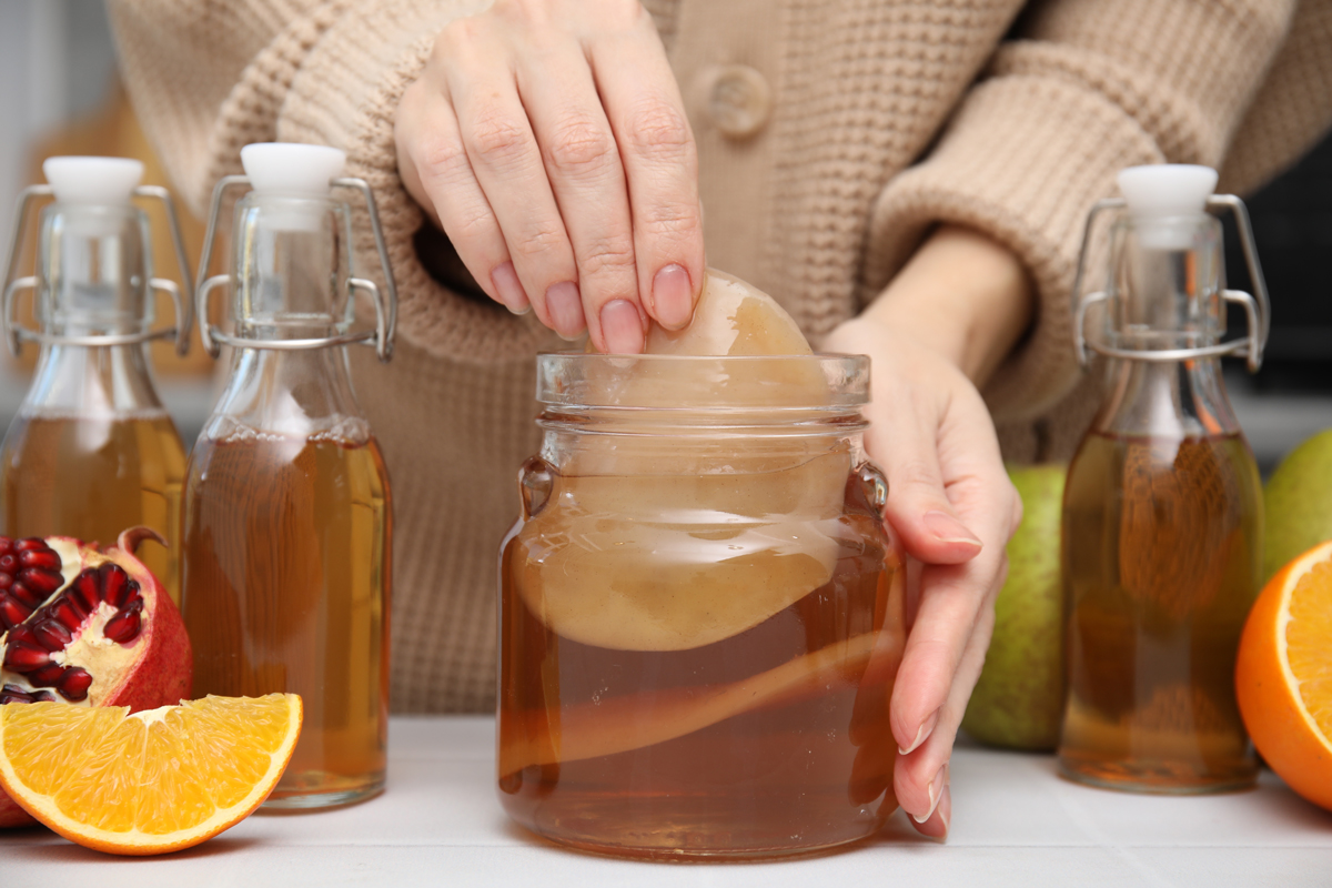 kombucha v skleněné nádobě