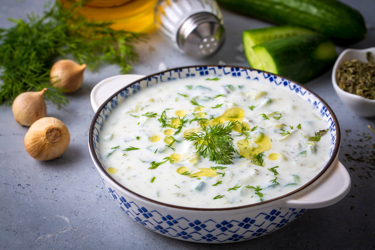 tzatziki tzatziki v keramické misce s modrými detaily