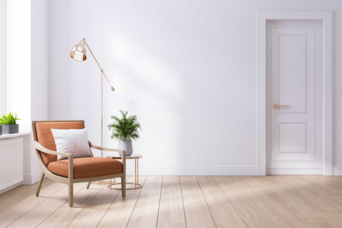 02Farby shutterstock 1399969169 Ukázka minimalistického interiéru, bílá barva na stěně, jednoduché zařízení a přírodní podlaha – vhodné barvy pro moderní bydlení.