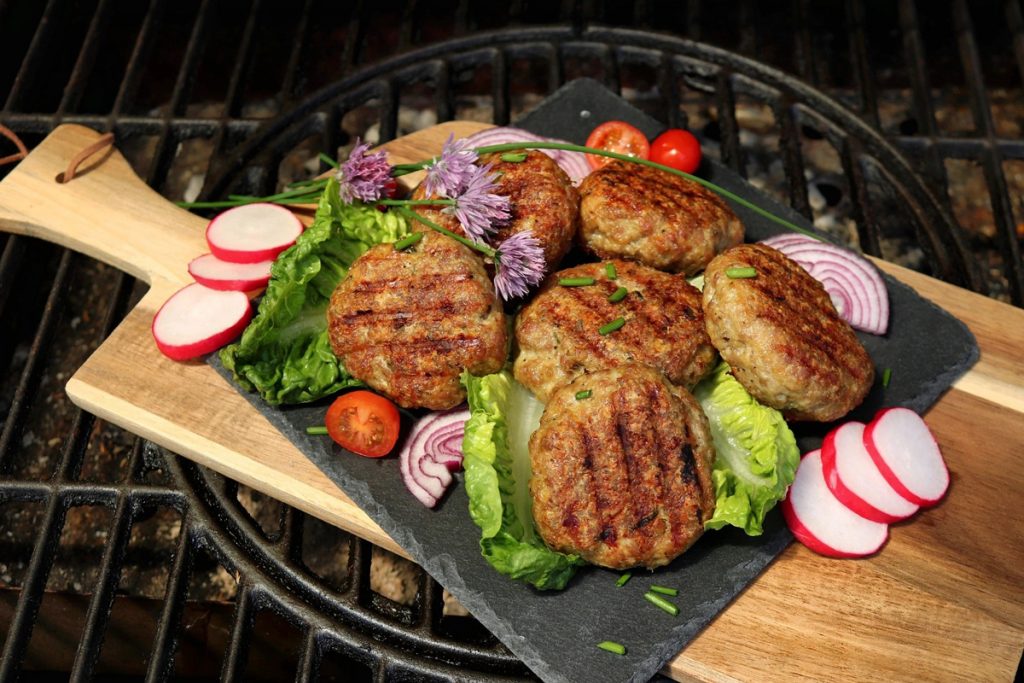 Šťavnaté karbanátky z grilu: Rychlá večeře pro celou rodinu