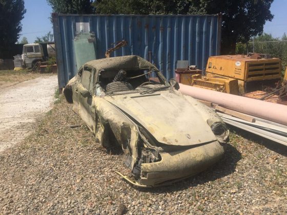 Po čtyřech letech na dně řeky prošlo renovací. Žluté Porsche dnes brázdí silnice jako legenda