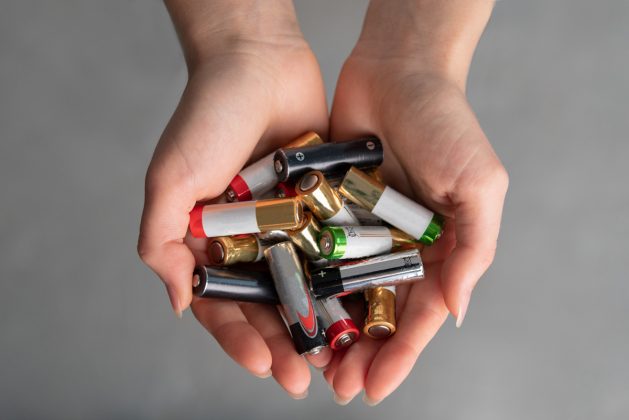 Jak zkontrolovat stav tužkové baterie za pět sekund? Nepotřebujete ani tester