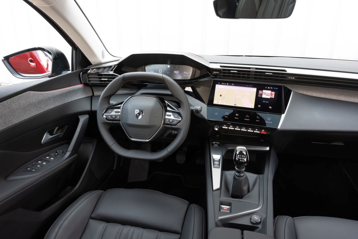 Peugeot 308 SW – interiér i-Cockpit s digitálním štítem, 10" displejem a manuální převodovkou.