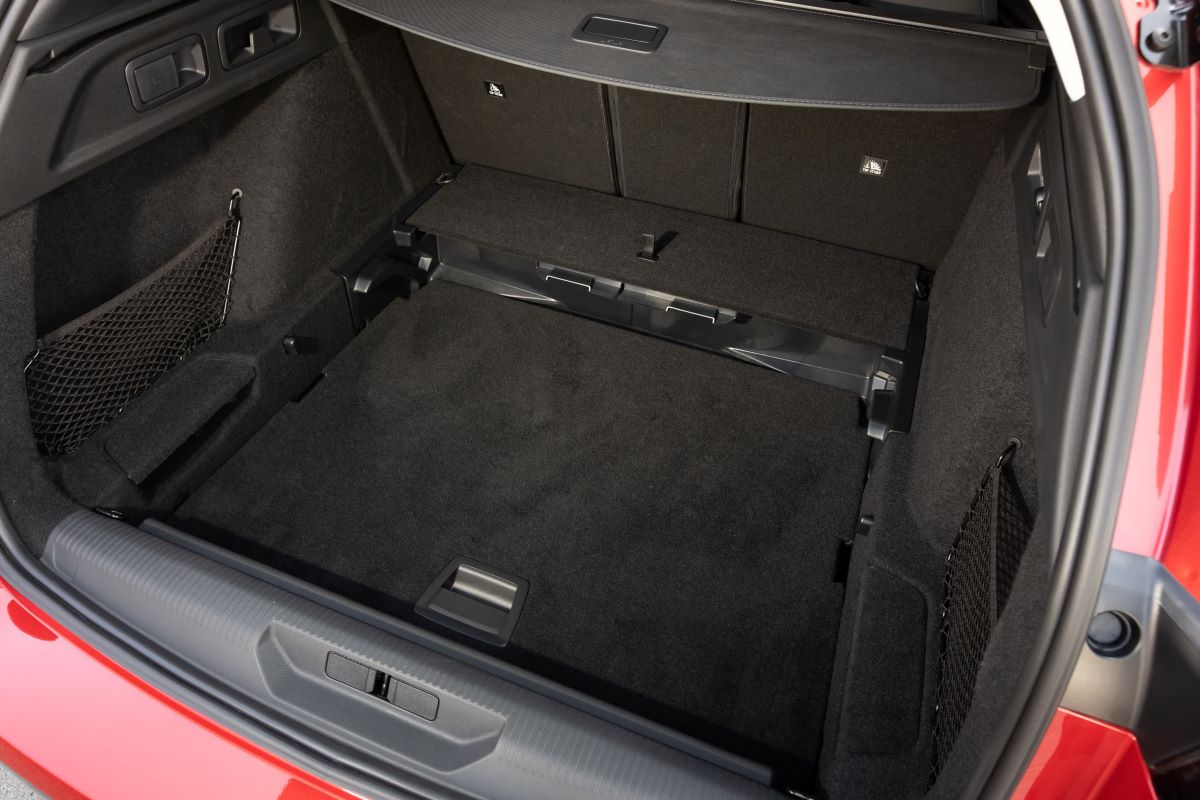 Zavazadlový prostor Peugeot 308 SW – rovná plocha a dvojité dno.