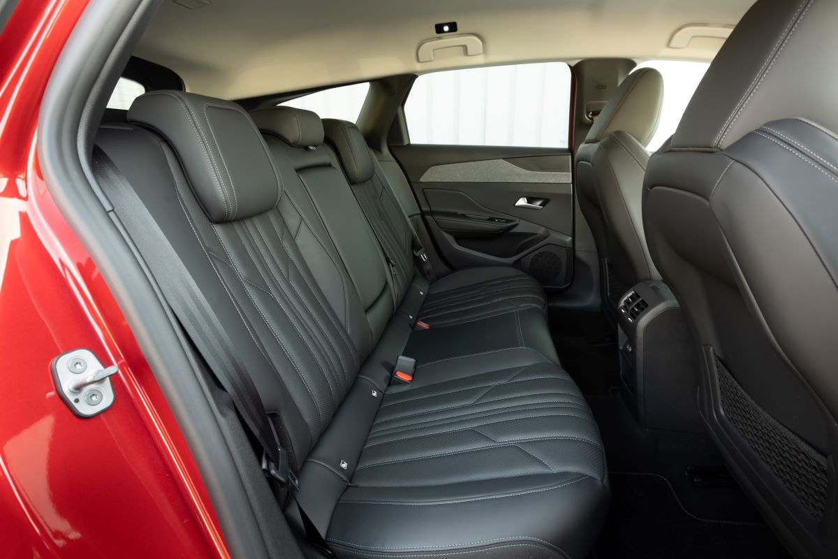 Zadní sedadla Peugeot 308 SW – tři plnohodnotná místa, ISOFIX a výdechy ventilace.