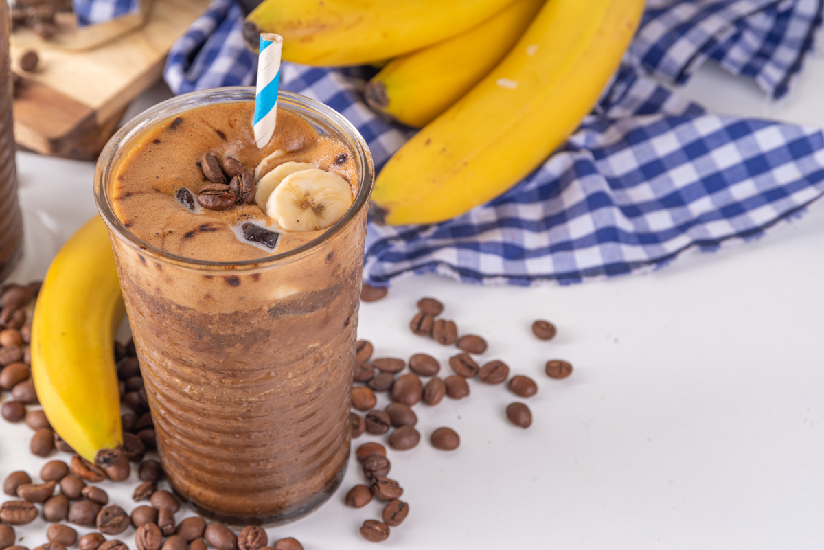 kavove smoothie Kávové smoothie s banánem, mlékem a ledem – krémové, jemně hořkosladké; spolehlivý ranní nakopávač. Mini-recept: espresso (nebo silná káva) + banán + mléko + kostky ledu, krátce rozmixuj.