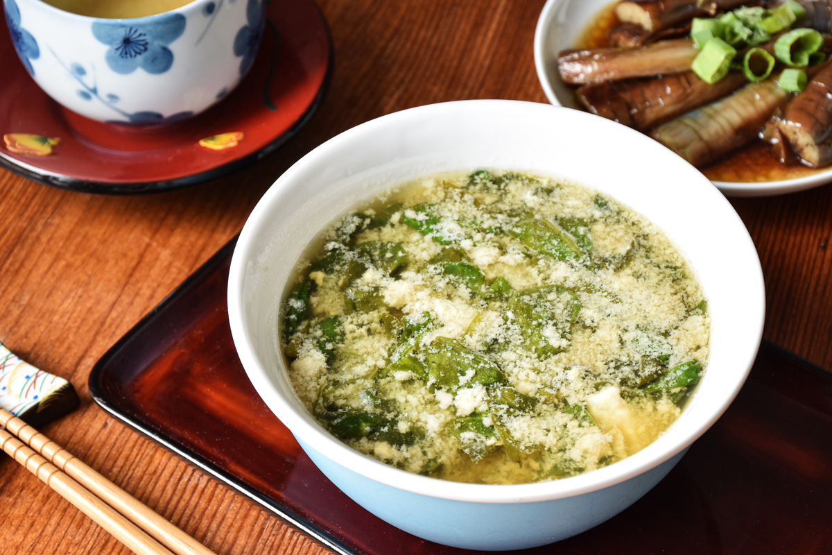miso polevka Miso polévka s wakame a tofu – čirý umami vývar, lehce slaný a hřejivý, ideální klidný start dne. Mini-recept: dashi (nebo zeleninový vývar) + 1–2 lžíce miso pasty, vlož mořské řasy, kostky tofu a jarní cibulku.