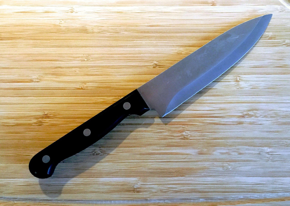 Šéfkuchařský nůž (chef’s knife) s širokou čepelí na univerzní krájení.