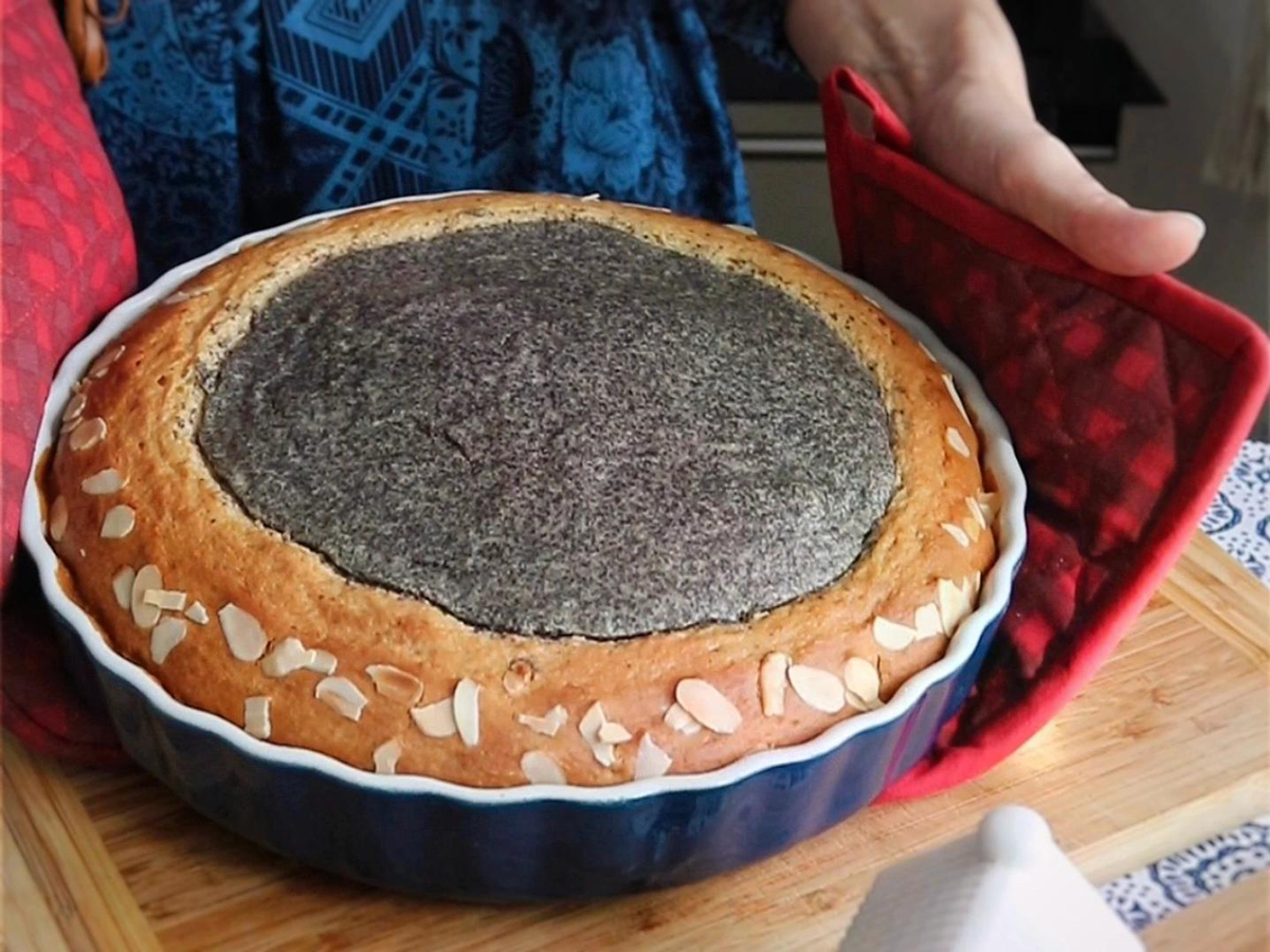 Čerstvě upečený domácí makový koláč s posypanými mandlemi – tradiční český recept na sladký dezert s mákem.
