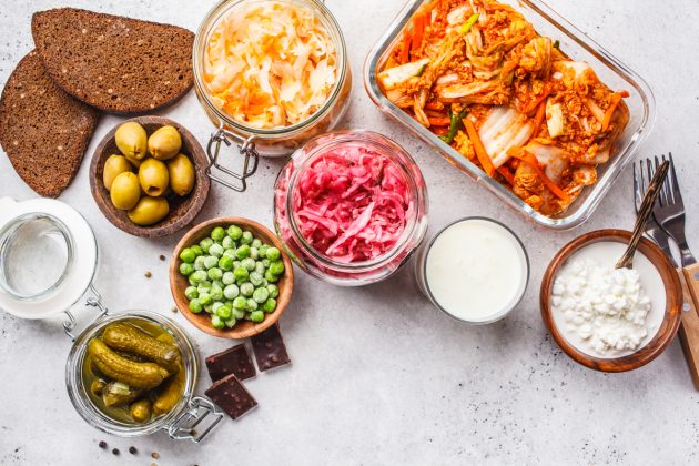 Fermentace zeleniny na podzim nesmí chybět. Jak si připravit kimchi, kysané zelí i další probiotické dobroty?