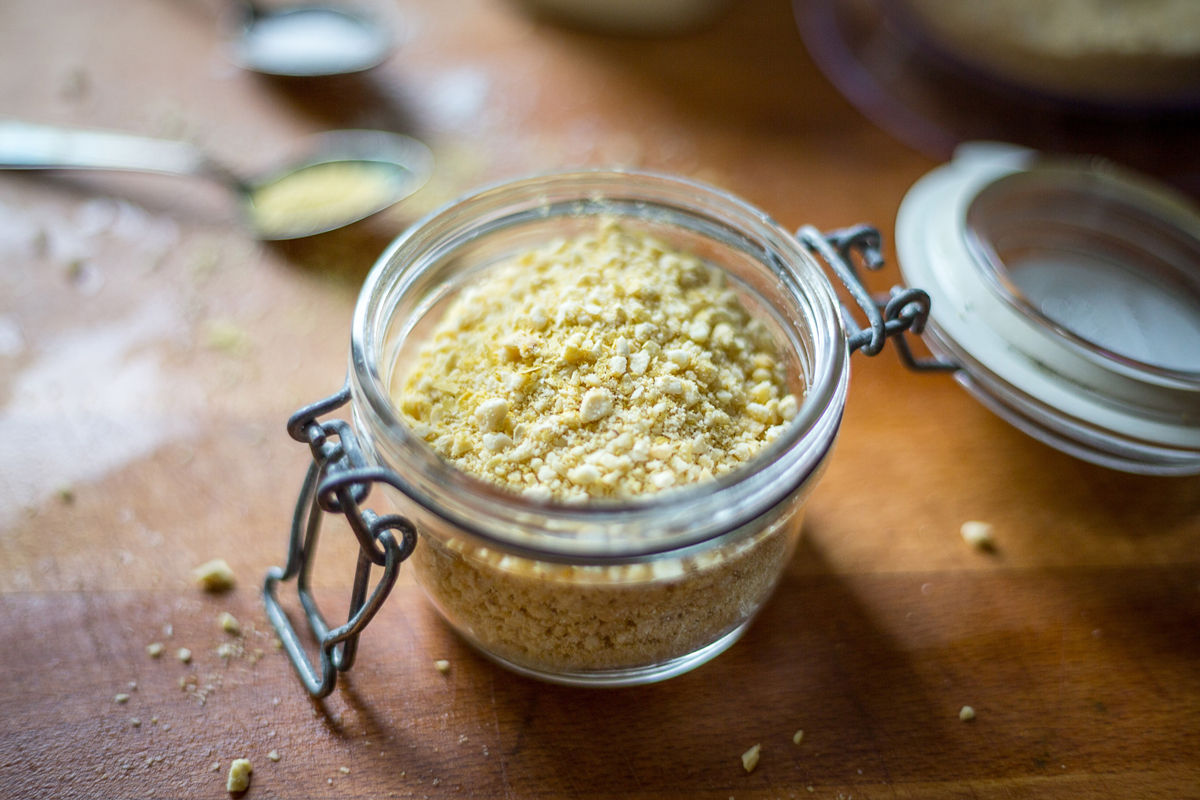 Sklenice s domácím veganským parmezánem vyrobeným z konopných semínek.