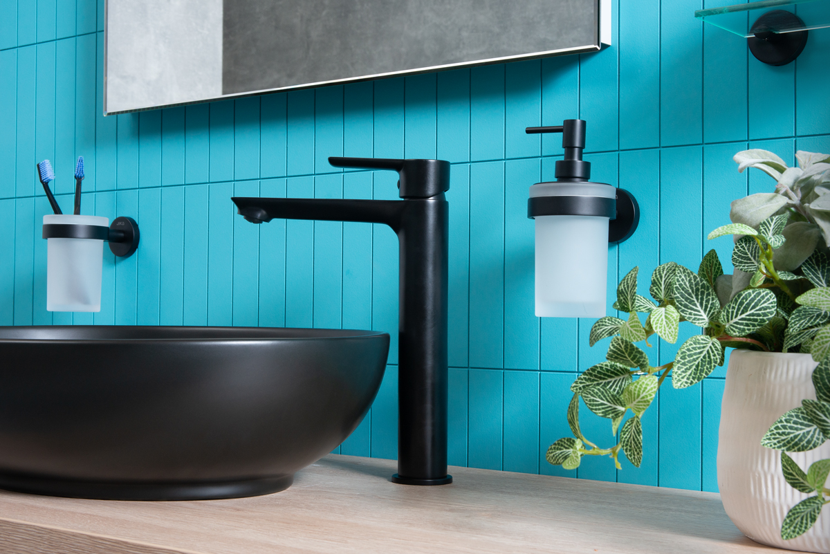Novinka letošního roku značky JIKA, baterie Ponta Style, jsou k dostání nejen v tradičním provedení chrom, ale i moderní matné černé. Kromě designu nadchnou kvalitním zpracováním. 