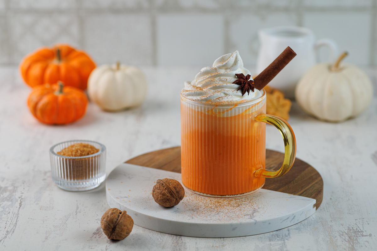 dynove latte Dýňové latte v hrnku ozdobené skořicí, s krémovou pěnou a podzimní atmosférou.
