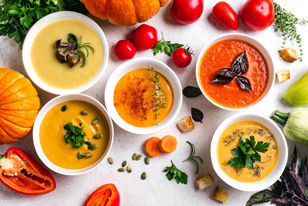 Různé druhy podzimních zeleninových polévek v miskách