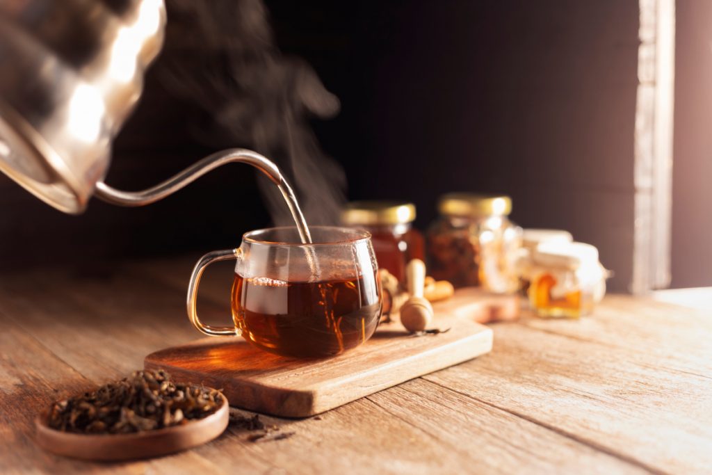 Kurkumové latte, dýňové latte nebo jablečný cider? Zahřejte se podzimními nápoji, které voní skořicí, jablky a dýní!
