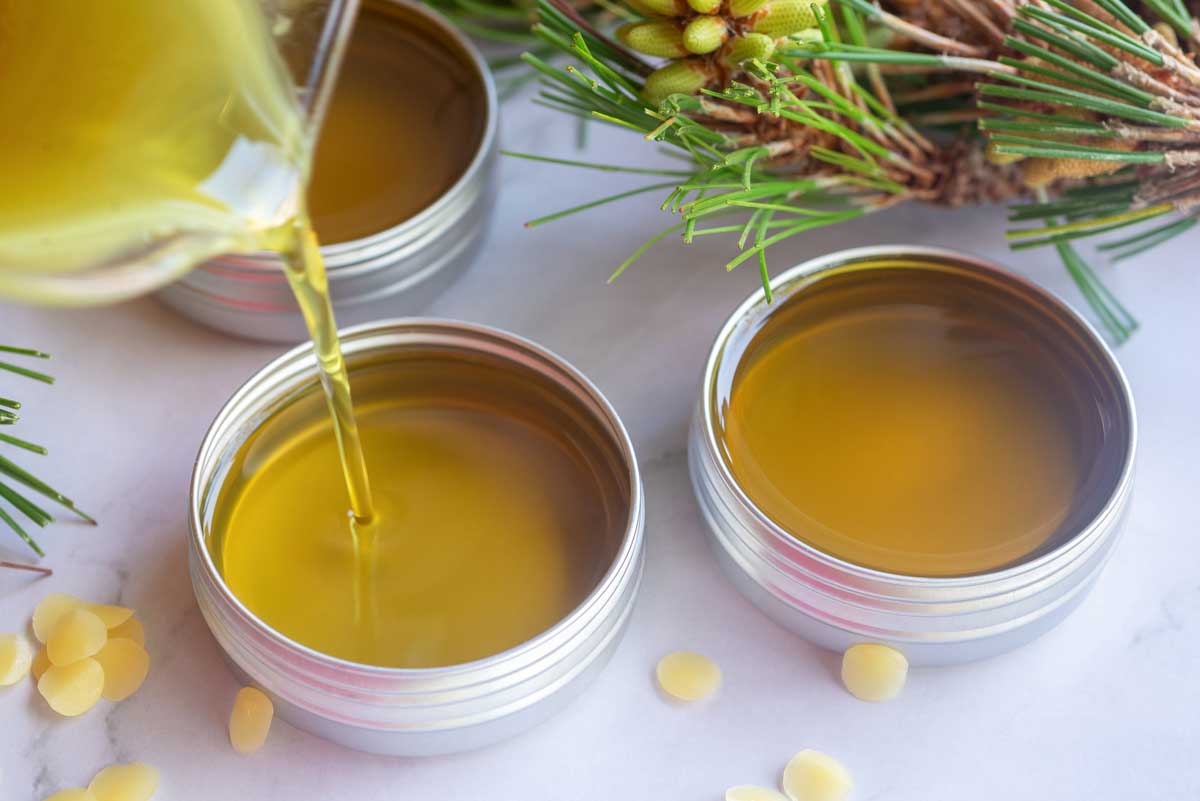 Domácí výroba jemného balzámu pro děti z bylinných olejů a šetrných esenciálních olejů.