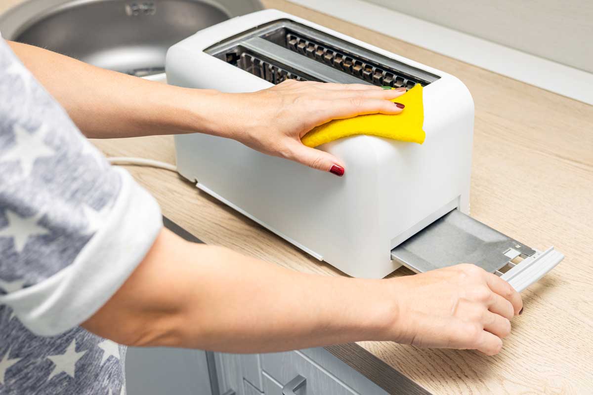 Bezpečné čištění topinkovače s vysunutou miskou na drobky a jemným otíráním povrchu