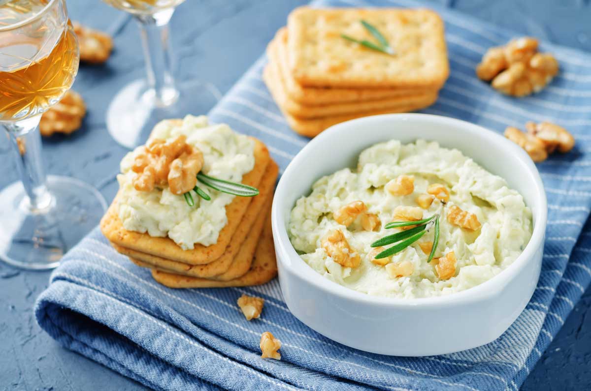 dip s modrym syrem dip z modrého sýra