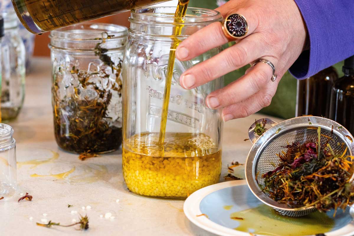 Babiččiny masti v moderní verzi: 4 přírodní recepty na kašel a rýmu, které zvládnete doma