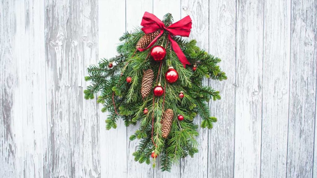 Mini stromeček na dveře místo věnce: jednoduchý zimní nápad, který zvládnete než začne advent