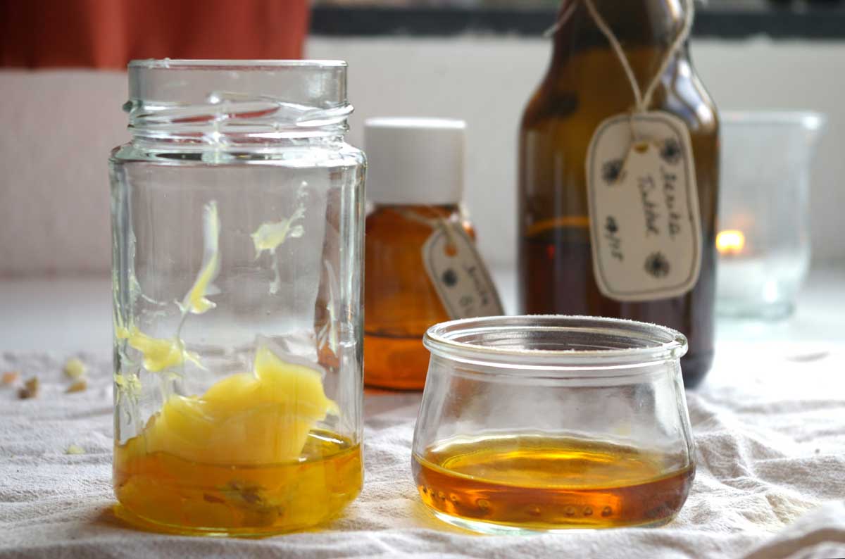 Domácí směs oleje a vosku určená k výrobě masti na úlevu při kašli a nachlazení.