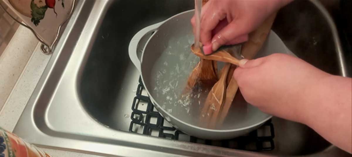 oplachnuti Oplachování dřevěných vařeček pod tekoucí vodou po vyvaření