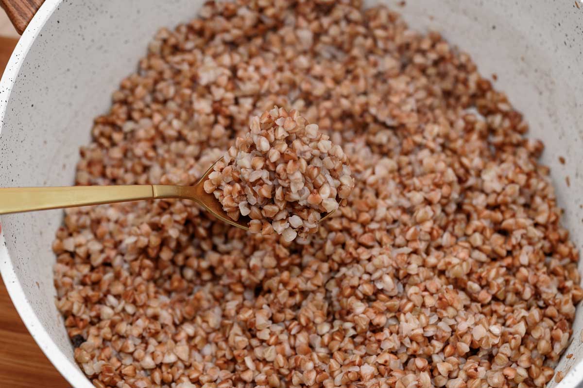 vařená pohanka na lžíci jako zdroj tepla zevnitř a tradiční zimní potravina bohatá na rutin