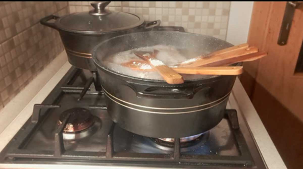 prasek do peciva Dřevěné vařečky namočené v horké vodě se sodou pro důkladné čištění